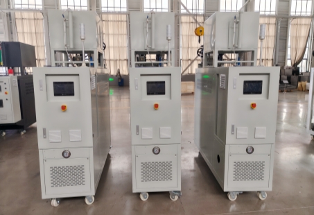 Controladores de temperatura para moldes de aceite HEOT-75-50 listos para el ensamblaje final.