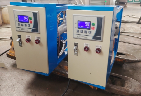 Se están probando 20 unidades de controladores de temperatura para moldes de agua de 6 kW para un proyecto de extrusión.