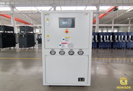 Enfriadora de agua Hengde de 24 kW para la producción de materiales de construcción en España.