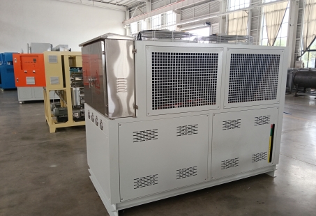 Enfriadora de aire de 75 kW terminada para aplicación de recubrimiento en polvo en exteriores.